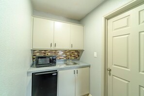 Standard Room, 2 Queen Beds, Non Smoking | Desk, iron/ironing board, free WiFi, bed sheets - High Five Inn Killeen-Forthood (Killeen)