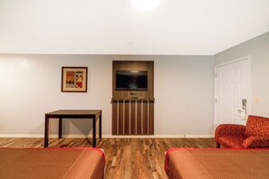 Skrivebord, strykejern/-brett, wi-fi (inkludert) og sengetøy