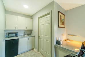 Standard Room, 1 King Bed, Smoking | Room amenity