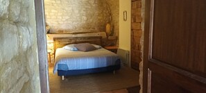 5 chambres, fer et planche à repasser, Wi-Fi, draps fournis
