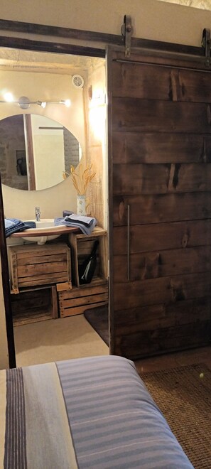 5 chambres, fer et planche à repasser, Wi-Fi, draps fournis