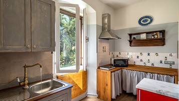 Kühlschrank, Ofen, Herdplatte, Wasserkocher mit Kaffee-/Teezubehör