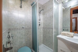 Haartrockner, Handtücher, Seife, Toilettenpapier