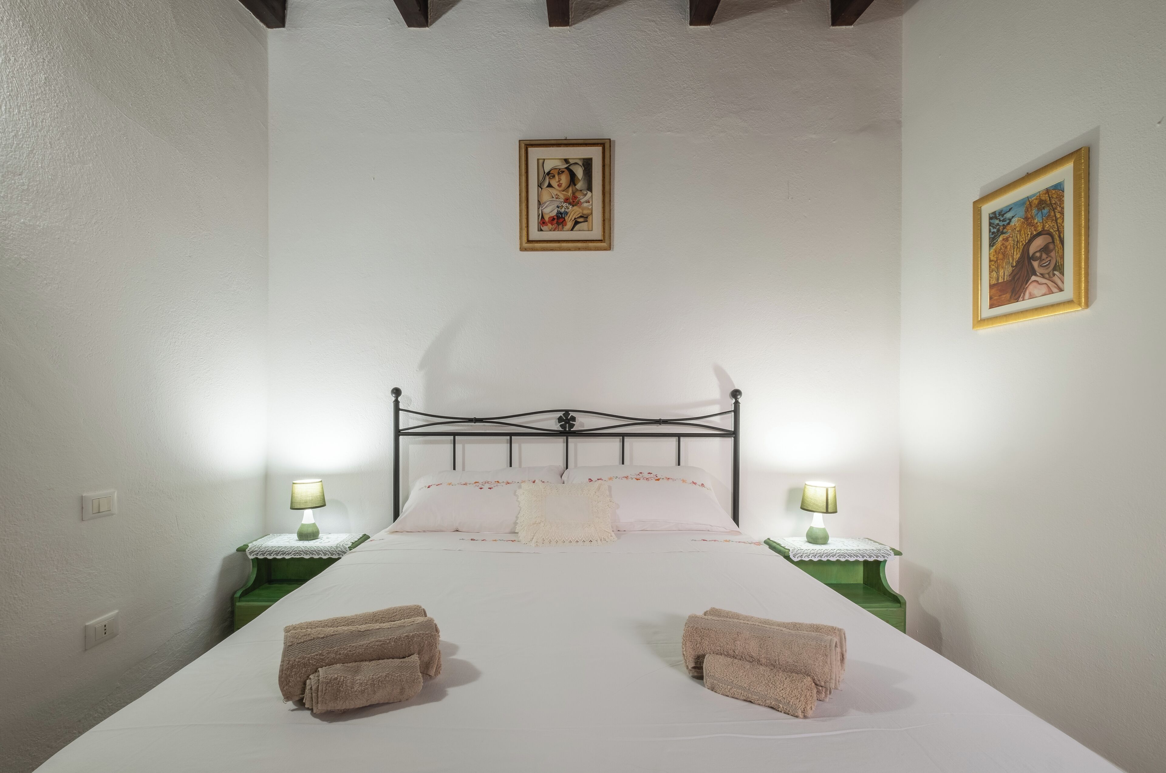 1 camera, ferro/asse da stiro, lenzuola