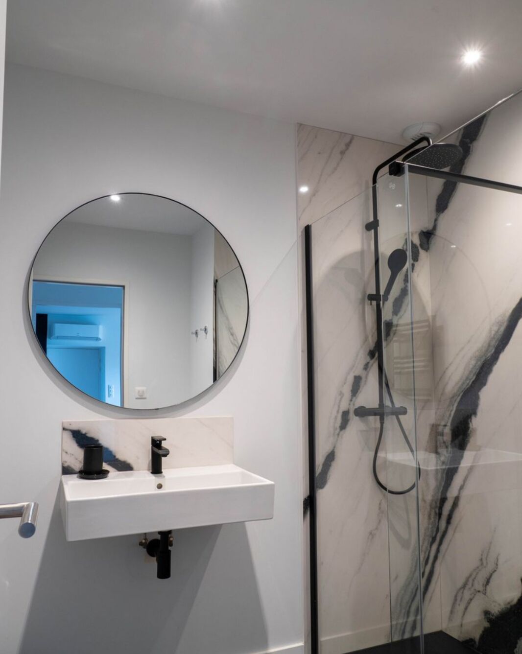 Een douche, een haardroger, handdoeken, toiletpapier