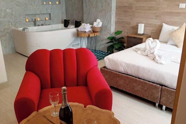 Habitación junior | Edredón, tabla de planchar con plancha, wifi gratis y ropa de cama