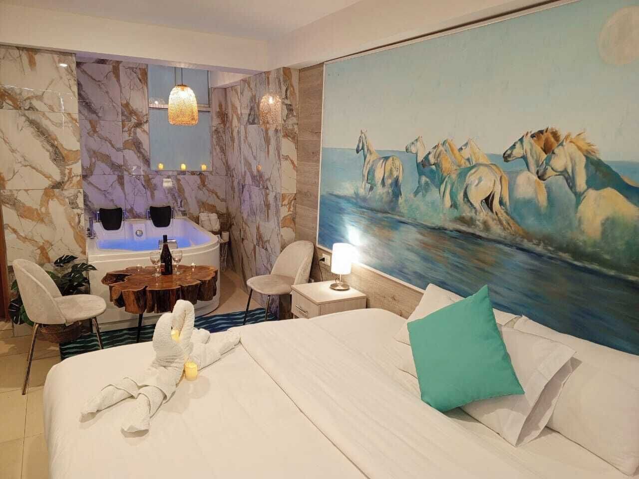 Cubrecamas, tabla de planchar con plancha, wifi gratis y ropa de cama 