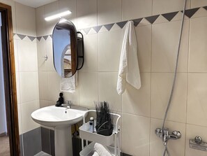 Chuveiro, secador de cabelo, toalhas de banho, shampoo