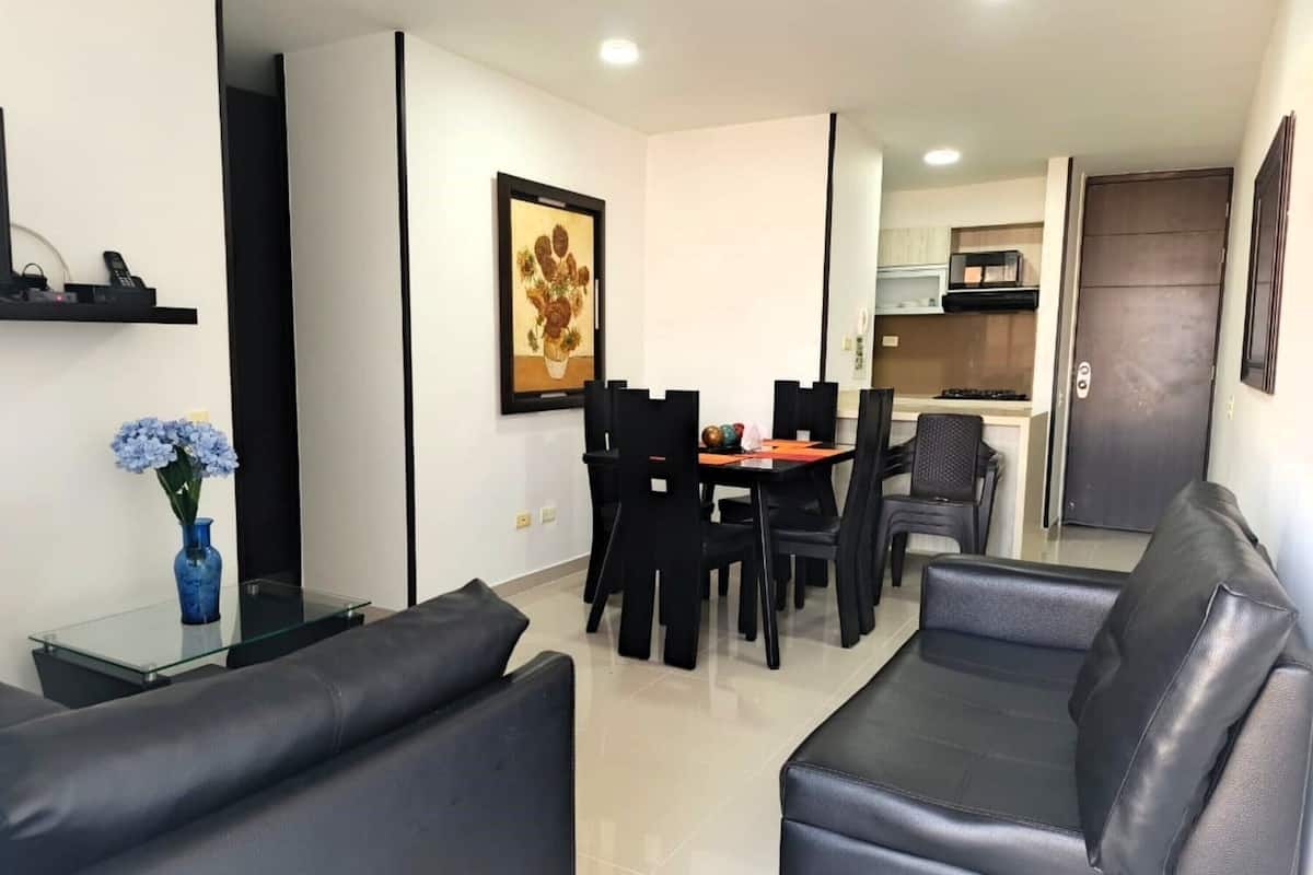 Appartement, 3 slaapkamers | Woonruimte | Een 42-inch flatscreentelevisie met kabelzenders