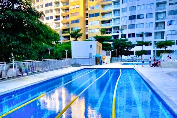 Una piscina al aire libre