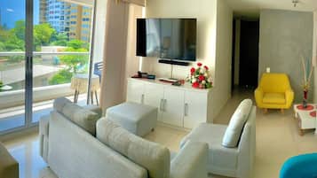 LĂ€genhet City - 3 sovrum | Vardagsrum | 42-tums platt-tv med kabelkanaler