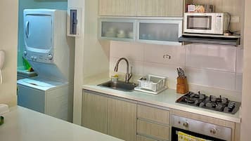 Standard Apartment | Private kitchen | Fridge, microwave, oven, blender