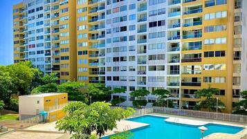 Una piscina al aire libre