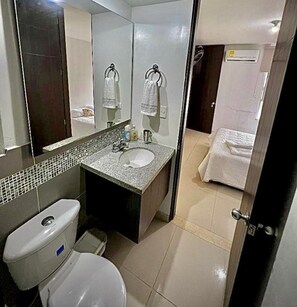 City Apartment, 3 Bedrooms | Bathroom | Shower, towels - Oporto Condominium Apartments  (Barranquilla)
