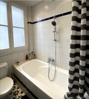 Haartrockner, Handtücher, Seife, Shampoo