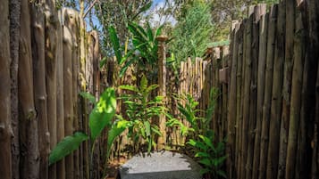 豪華小屋, 1 張加大雙人床, 浴缸, 山景 | 浴室 | 淋浴設備、淋浴花灑、浴袍、毛巾