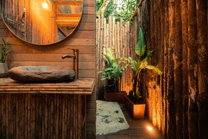 Cabin Superior | Phòng tắm | Buồng tắm vòi sen, vòi sen phun mưa, áo choàng tắm, khăn tắm 