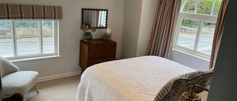 2 bedrooms, desk, iron/ironing board, travel cot