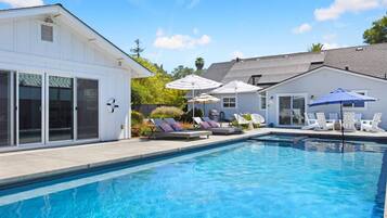 Een verwarmd zwembad