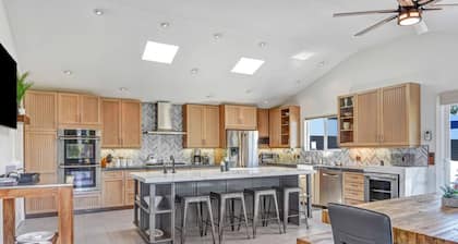 Harvest Haven Palmer Farmhouse Pool Spa Putting Green Walk to DT