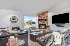 Smart TV, fireplace, table football, books - Harvest Haven Palmer Farmhouse Pool Spa Putting Green Walk to DT (Sonoma)