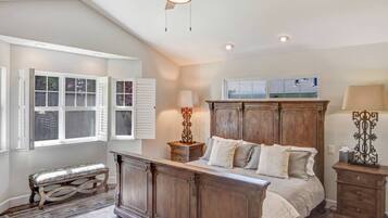 5 slaapkamers, een bureau, een strijkplank/strijkijzer, reisbedje