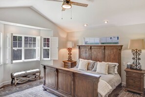 5 Schlafzimmer, Schreibtisch, Bügeleisen/Bügelbrett, Reisekinderbett