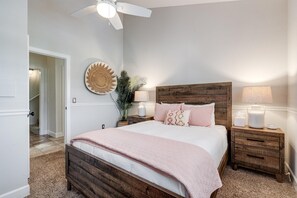 5 habitaciones, escritorio y tabla de planchar con plancha 