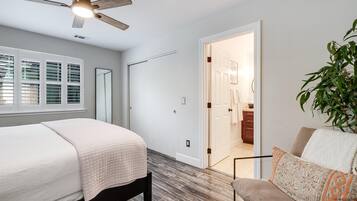 5 slaapkamers, een bureau, een strijkplank/strijkijzer, reisbedje