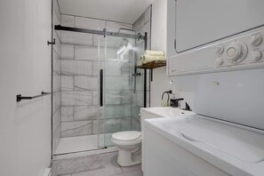Dusche, Haartrockner, Handtücher