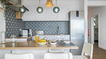 KĂŒhlschrank, Mikrowelle, Ofen, Wasserkocher mit Kaffee-/Teezubehör