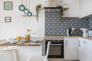 Fridge, microwave, oven, coffee/tea maker