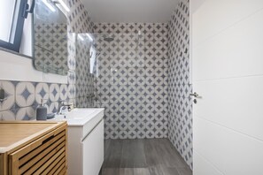Dusche, Haartrockner, Handtücher