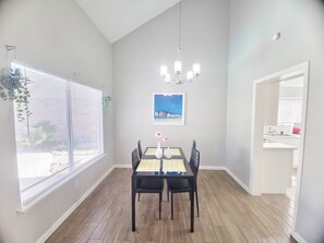 Ferienhaus, 3 Schlafzimmer, eigener Pool, Poolblick | Speisen