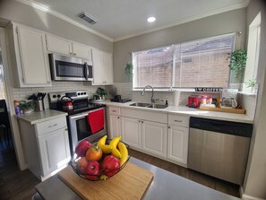 Casa, 3 quartos, piscina particular, vista para a piscina | Cozinha privada