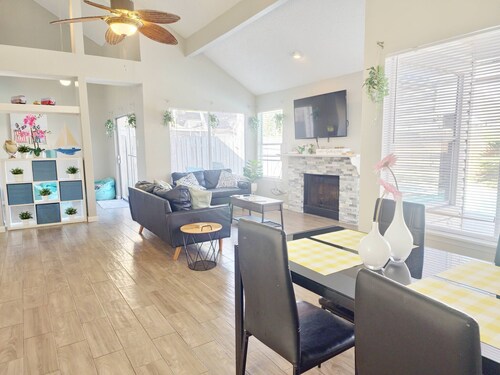 Modern Tranquility In Katy Tx - Arcade Room & Pool