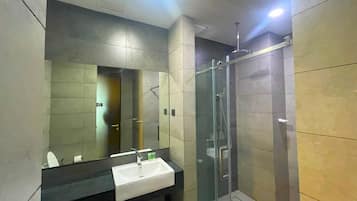 Luxury Apartment, 1 Bedroom | Bathroom | Shower, free toiletries, hair dryer, bidet
