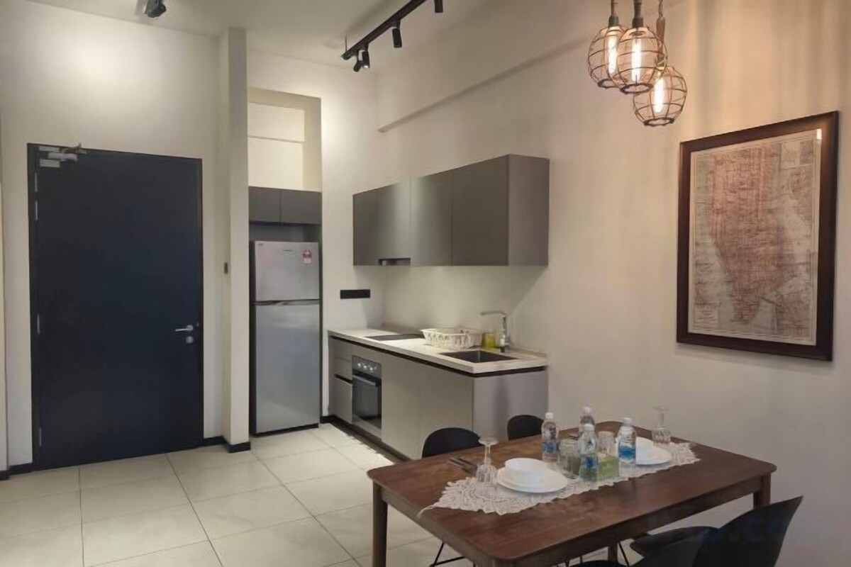Private kitchen | Fridge, microwave, electric kettle, cookware/dishes/utensils