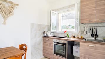 Kühlschrank, Ofen, Herdplatte, Wasserkocher mit Kaffee-/Teezubehör