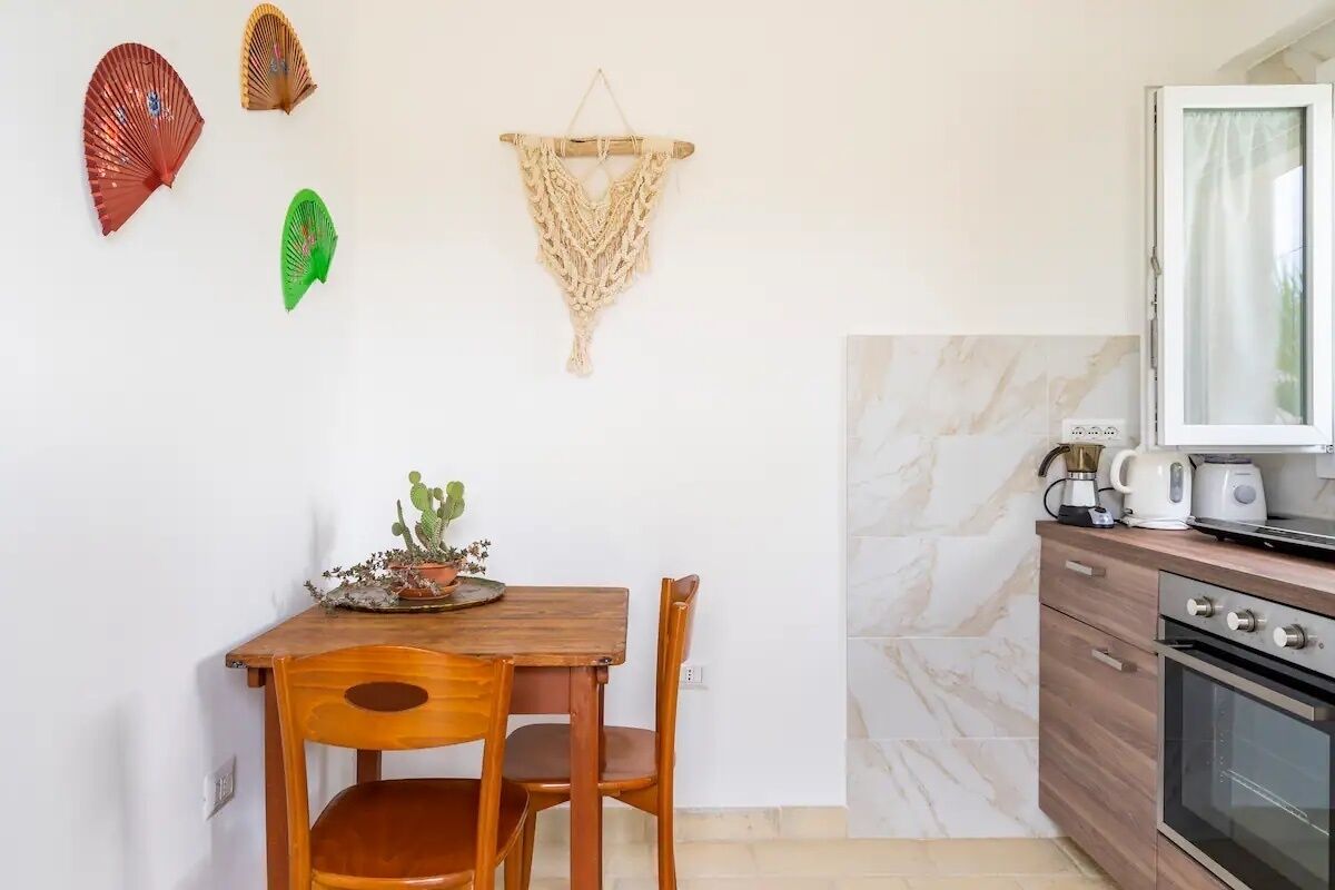 Kühlschrank, Ofen, Herdplatte, Wasserkocher mit Kaffee-/Teezubehör