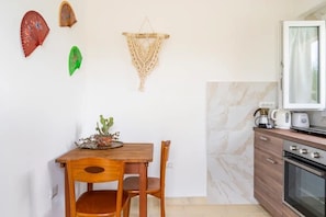 Réfrigérateur, four, plaque de cuisson, cafetière/bouilloire