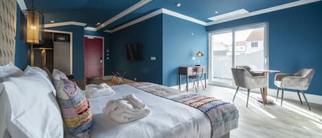 Un dormitorio con cama, escritorio y silla.