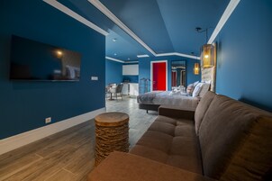 高档床上用品、迷你吧、客房内保险箱、办公桌