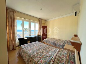 1 bedroom - in front of the sea with incredible views from terrace (Cambrils)