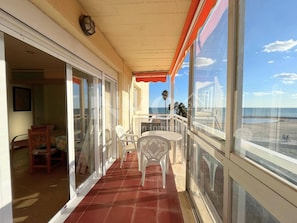 Outdoor dining - in front of the sea with incredible views from terrace (Cambrils)