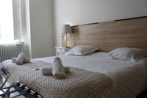 Escritorio, sistema de insonorización y wifi gratis 