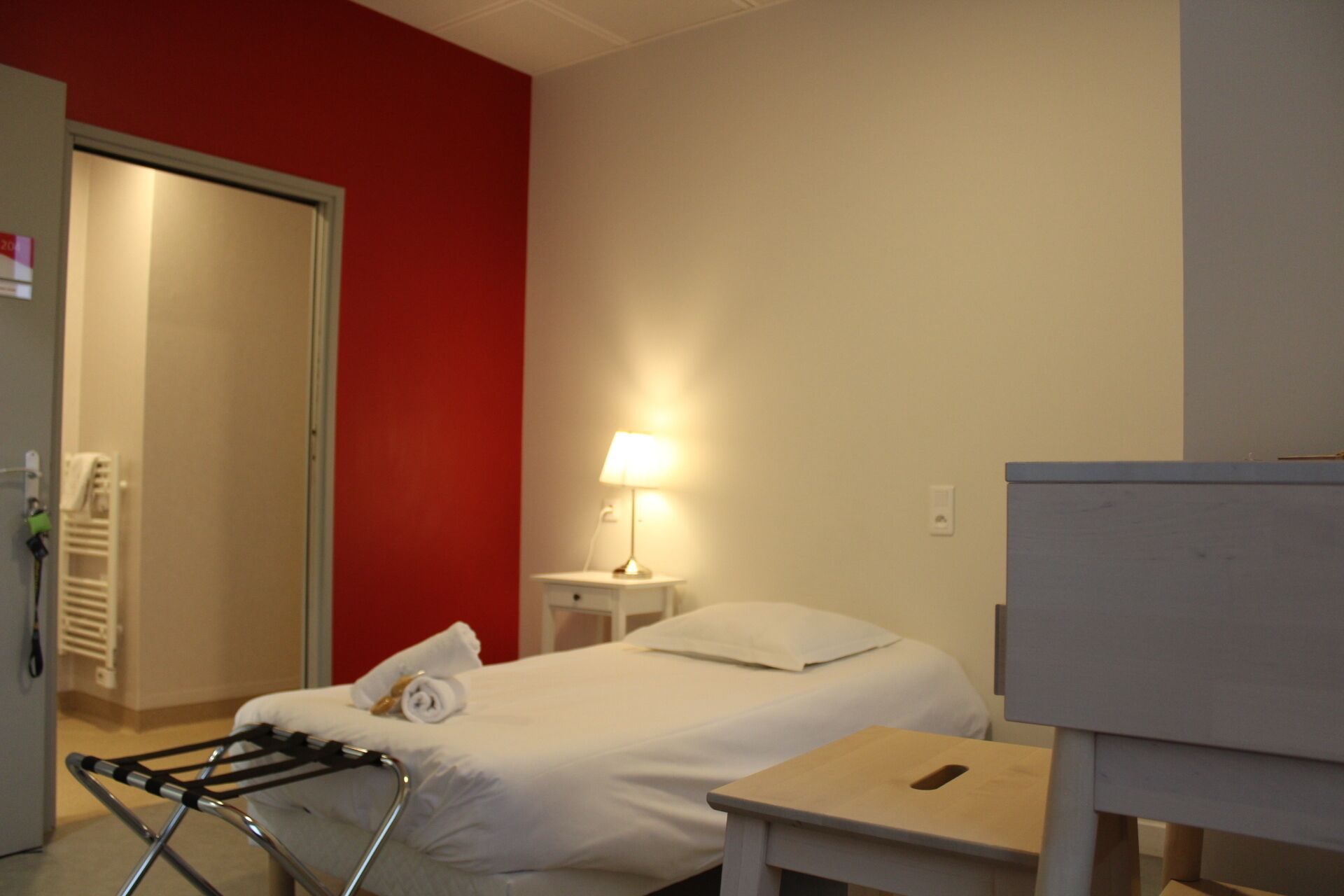 Basic Single Room | Desk, soundproofing, free WiFi