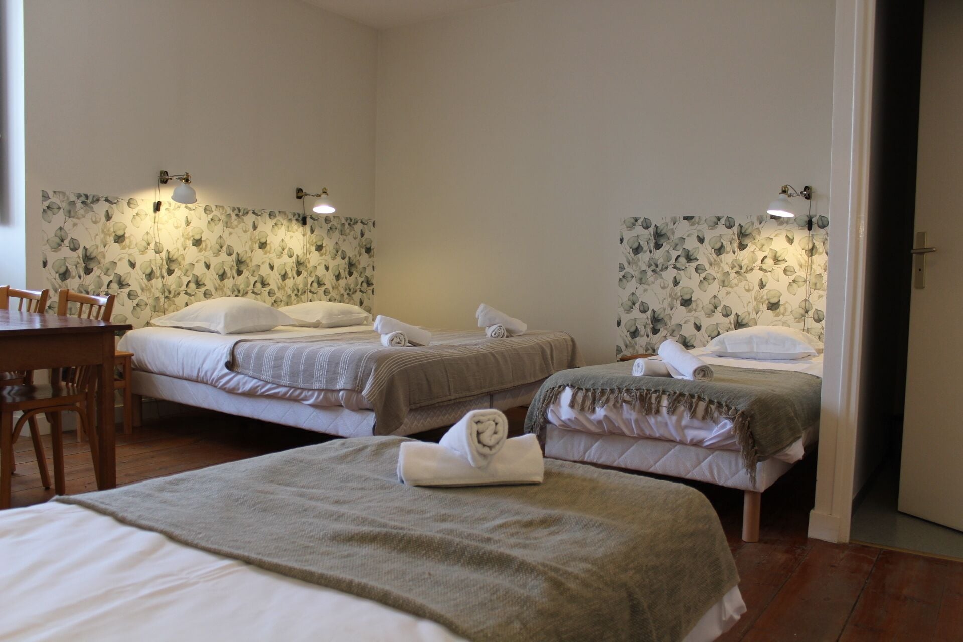 Desk, soundproofing, free WiFi