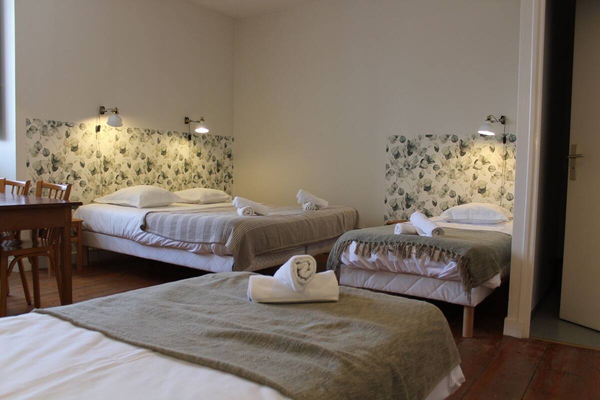 Desk, soundproofing, free WiFi