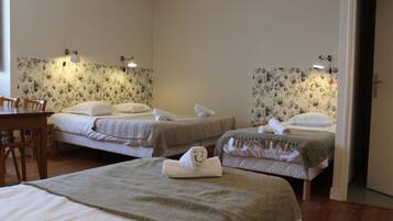 Skrivebord, lydisolert og wi-fi (inkludert)